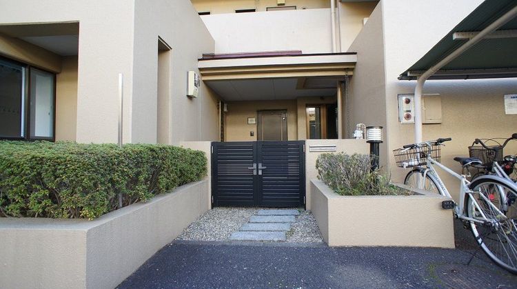 Thumbnail of Chateau Life Aobadai I, a 13-apartment property in Yokohama, Japan, averaging 96% occupancy rates.